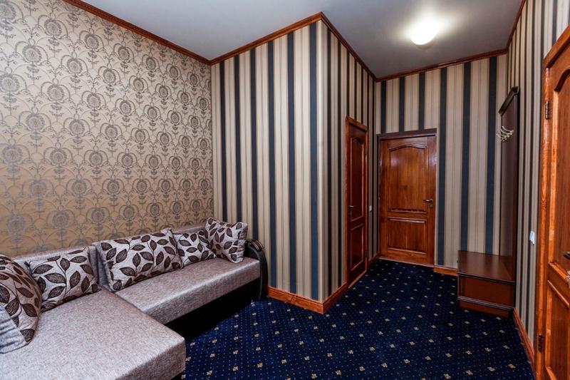One-Bedroom Suite with Sofa Bed image 4