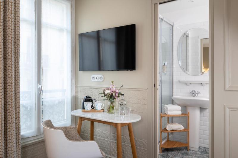 Classic Double or Twin Room image 4