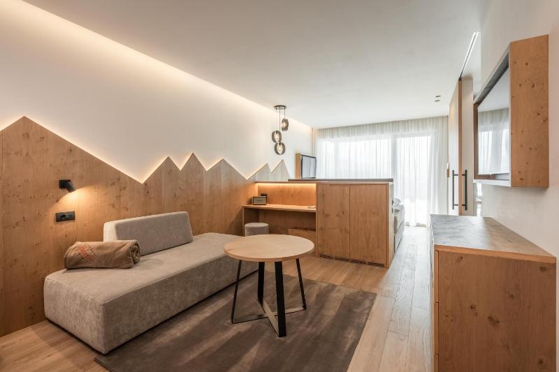 Deluxe Suite with Spa Bath image 2