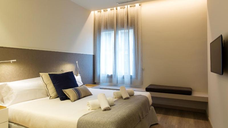 Deluxe One-Bedroom Apartment image 4