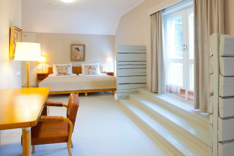 Superior Twin Room image 3