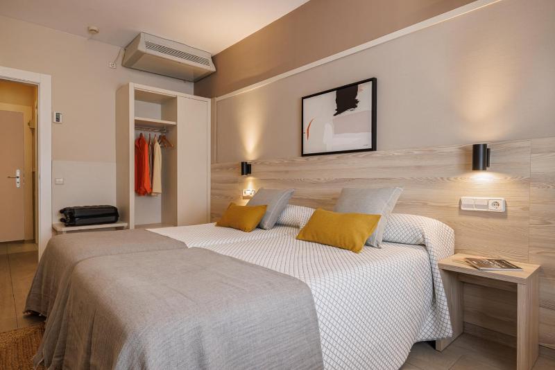 Double or Twin Room image 3