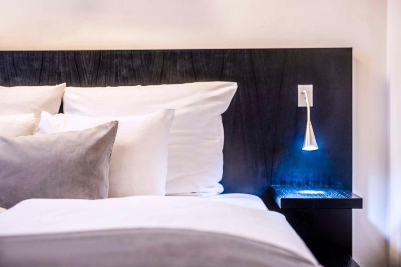 Standard Twin Room image 4