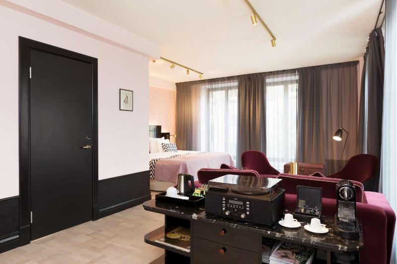 Junior Suite with City View image 4