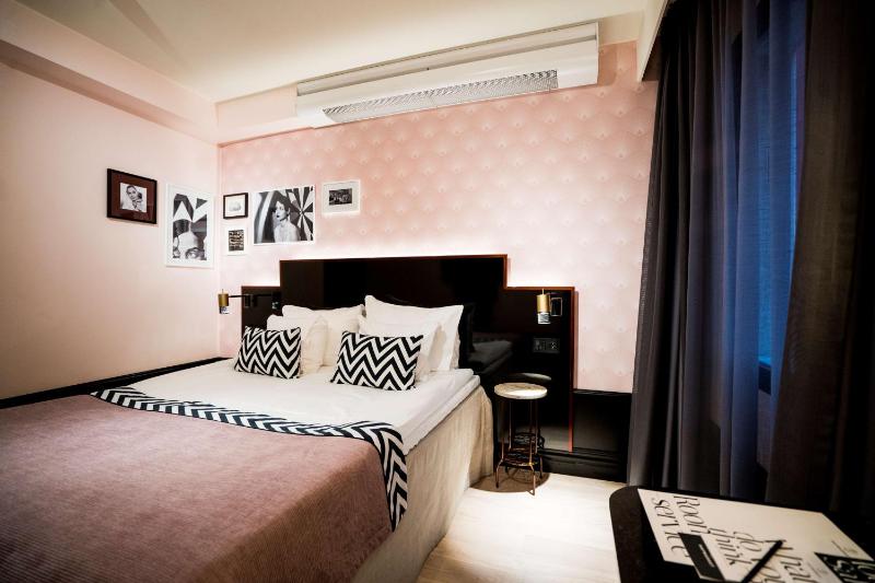 Classic Double Room image 3