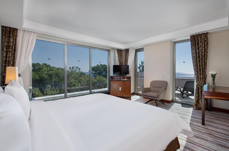 King Suite with Spa Bath image 3