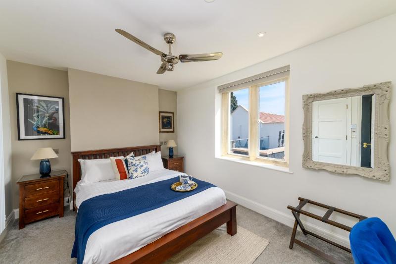 Deluxe King Room image 4