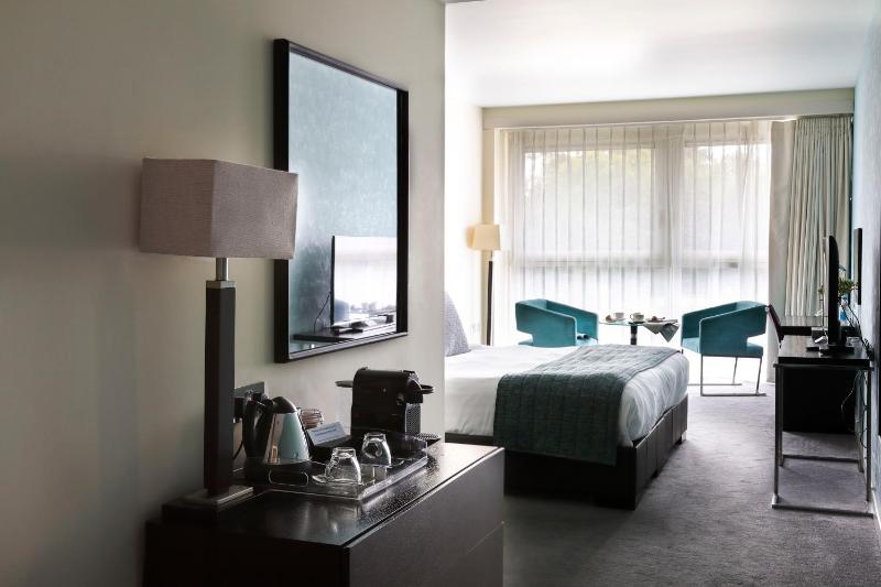 Luxury Double Room with River View image 2