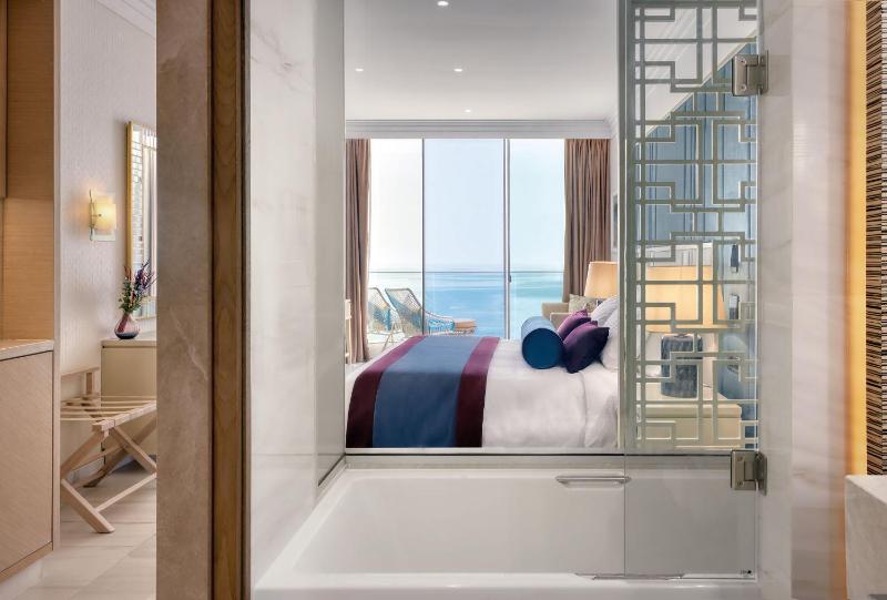 Deluxe Double or Twin Room with Sea View image 3