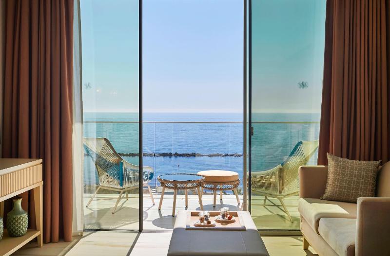Deluxe Double or Twin Room with Sea View image 4