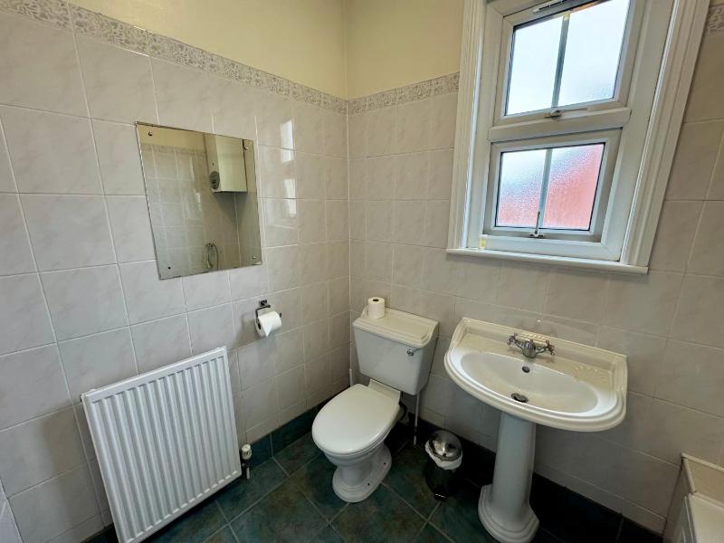 Single Room with Private External Bathroom image 2
