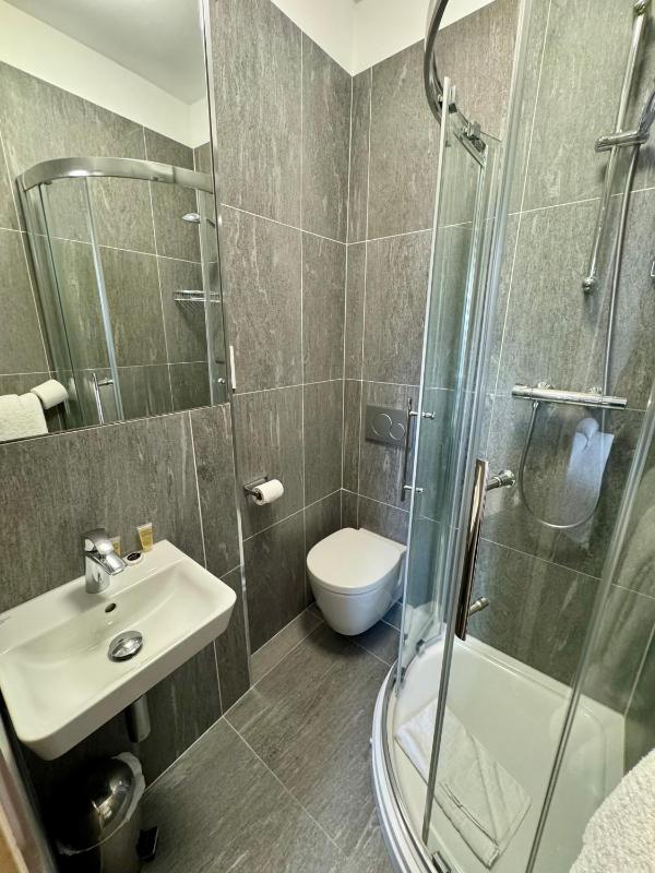 Standard Double Room image 3