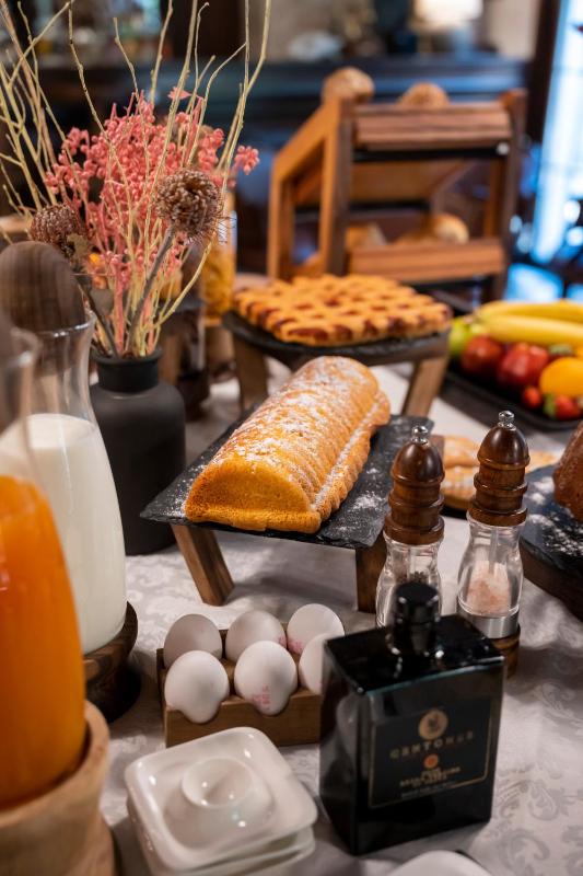 Deluxe King Room image 4