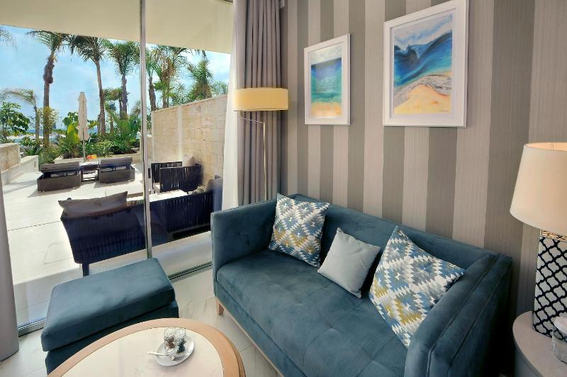 Superior Cabana with Private Garden & Sea View image 4