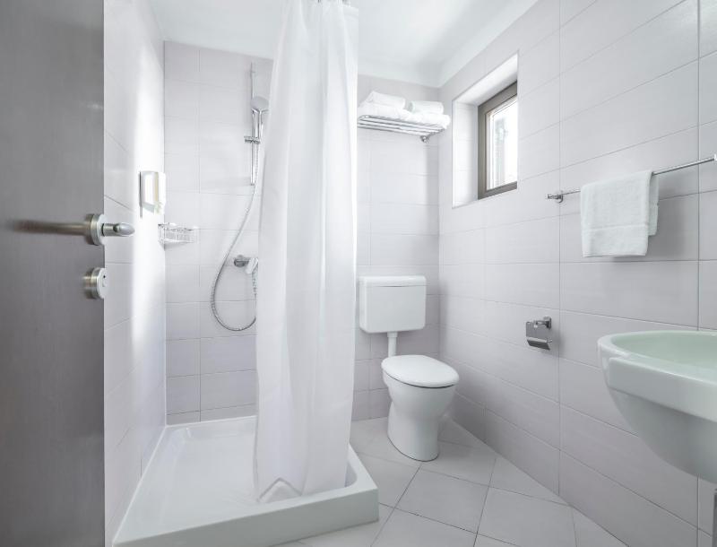 Standard Twin Room image 4