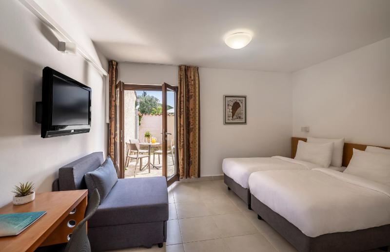 Standard Twin Room image 1