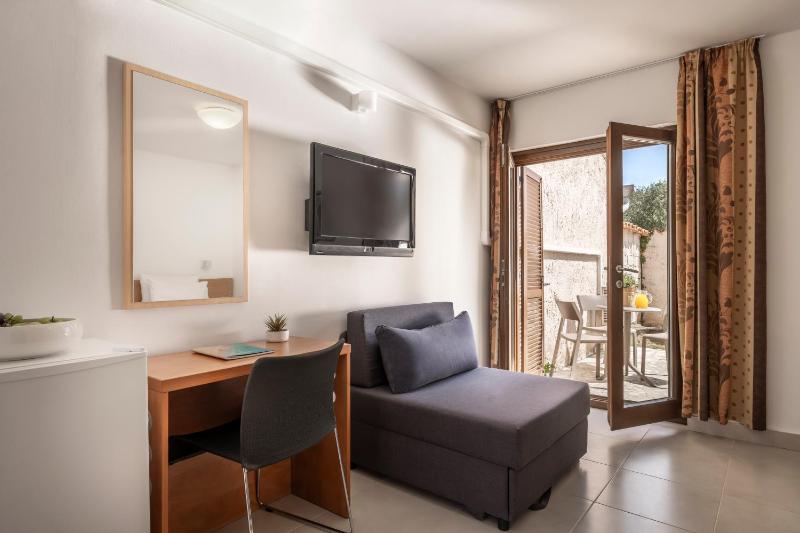 Standard Twin Room image 3