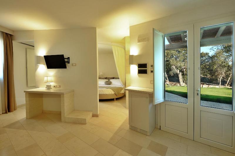Junior Suite with Patio image 3
