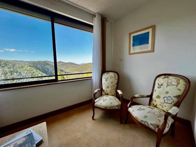Queen Room with Garden View image 4