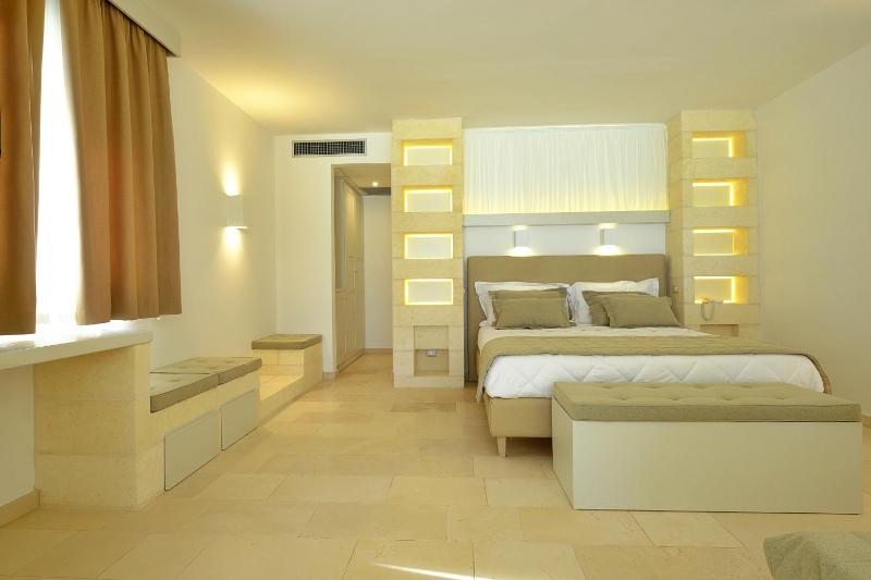 Executive Double Room with Terrace image 4