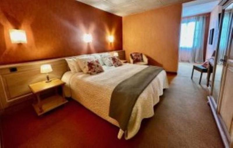 Double Room image 3