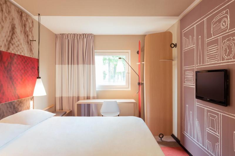Superior Queen Room with Single Sofa Bed image 3