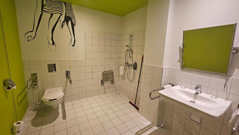 Room - Mobility Accessible  image 4