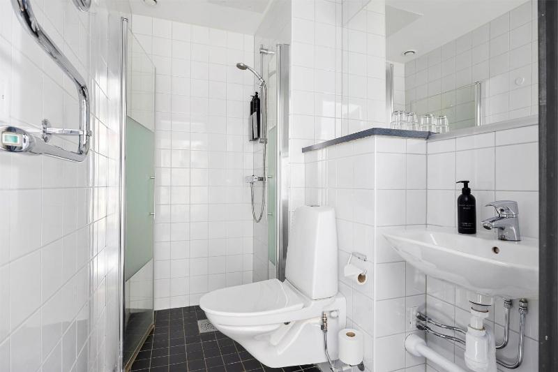 Standard Twin Room - Non-Smoking image 1