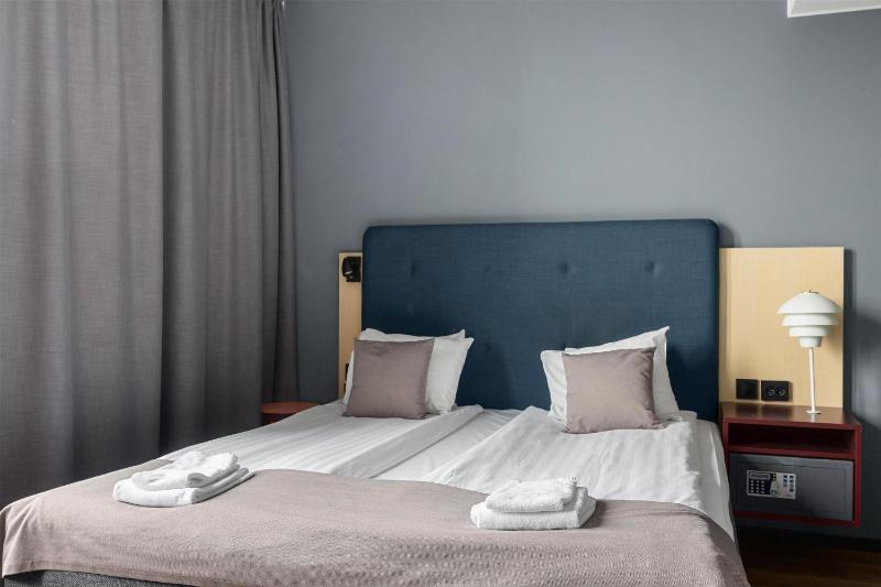 Family Studio with One King Bed and Two Single Beds - Non-Smoking image 4