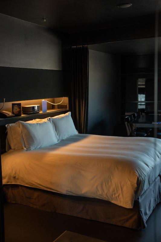 SO Black Suite with Danube Canal View image 2