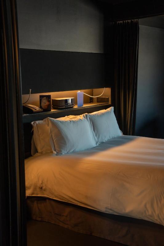 SO Black Suite with Danube Canal View image 3