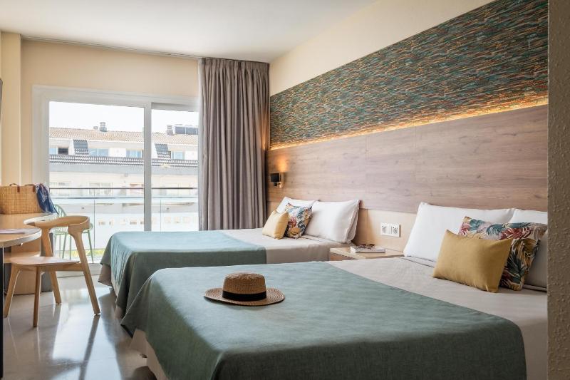 Standard Triple Room image 2