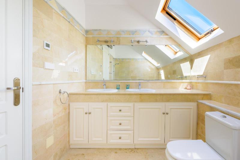 Elviria Hills Penthouse - Idyllic Golf & Sea View Oasis in Marbella - image 4