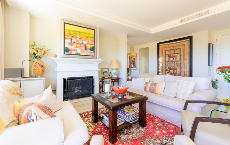 Elviria Hills Penthouse - Idyllic Golf & Sea View Oasis in Marbella - image 11