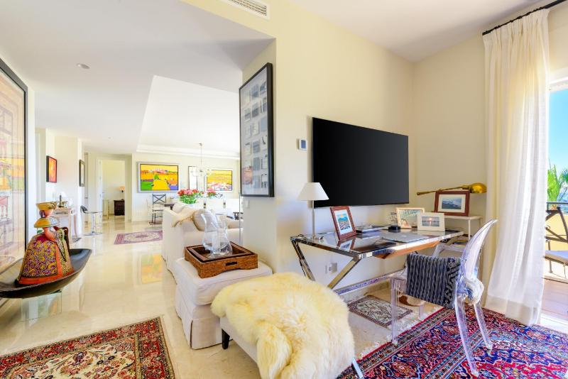 Elviria Hills Penthouse - Idyllic Golf & Sea View Oasis in Marbella - image 8