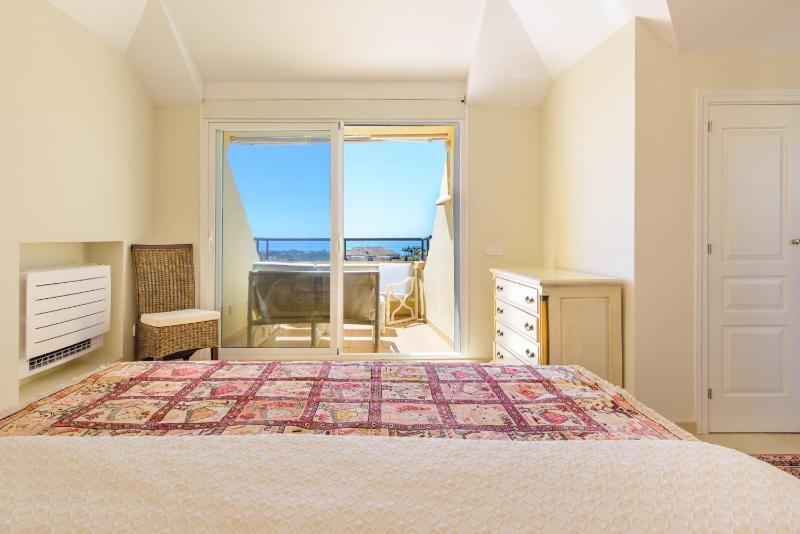 Elviria Hills Penthouse - Idyllic Golf & Sea View Oasis in Marbella - image 10
