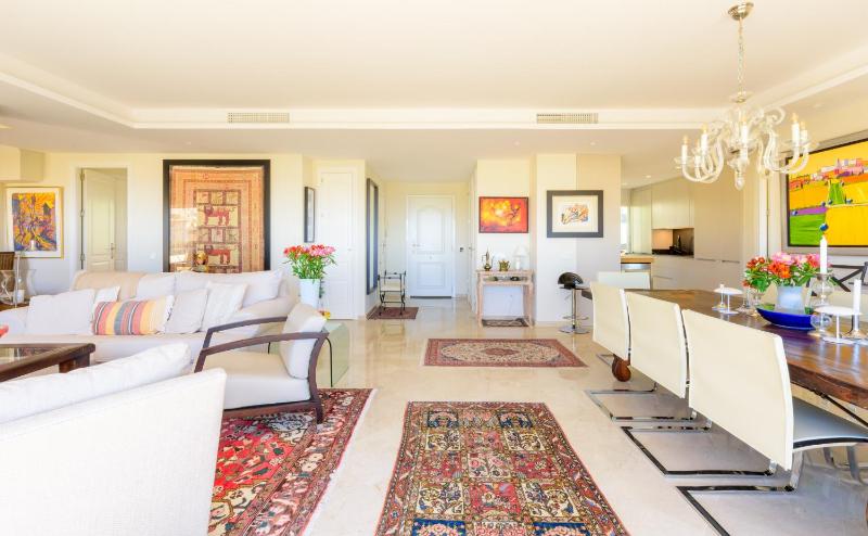 Elviria Hills Penthouse - Idyllic Golf & Sea View Oasis in Marbella - image 15