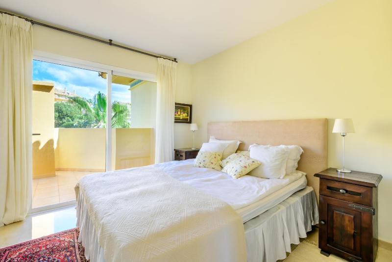 Elviria Hills Penthouse - Idyllic Golf & Sea View Oasis in Marbella - image 27