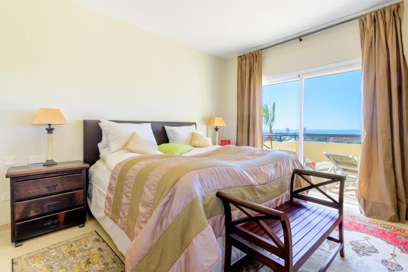 Elviria Hills Penthouse - Idyllic Golf & Sea View Oasis in Marbella - image 23
