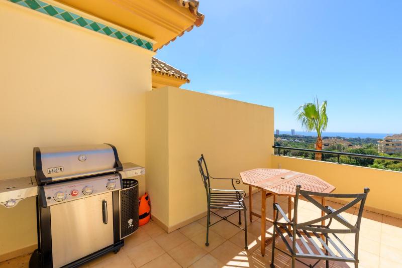 Elviria Hills Penthouse - Idyllic Golf & Sea View Oasis in Marbella - image 5