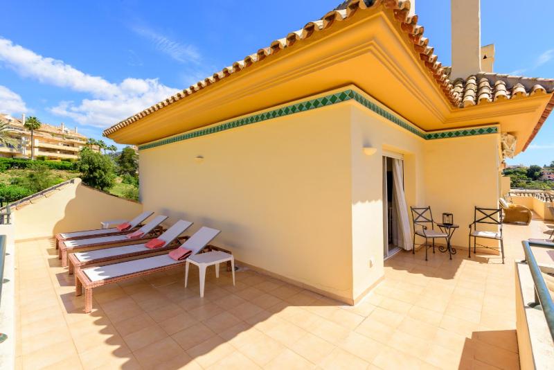 Elviria Hills Penthouse - Idyllic Golf & Sea View Oasis in Marbella - image 17