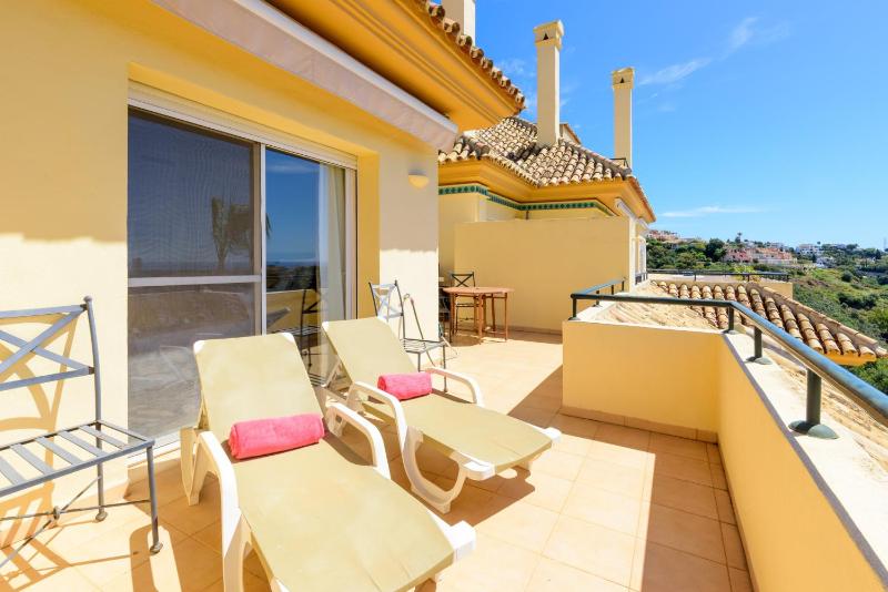 Elviria Hills Penthouse - Idyllic Golf & Sea View Oasis in Marbella - image 29