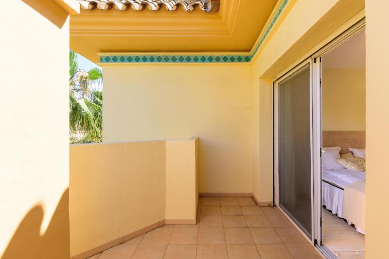 Elviria Hills Penthouse - Idyllic Golf & Sea View Oasis in Marbella - image 2