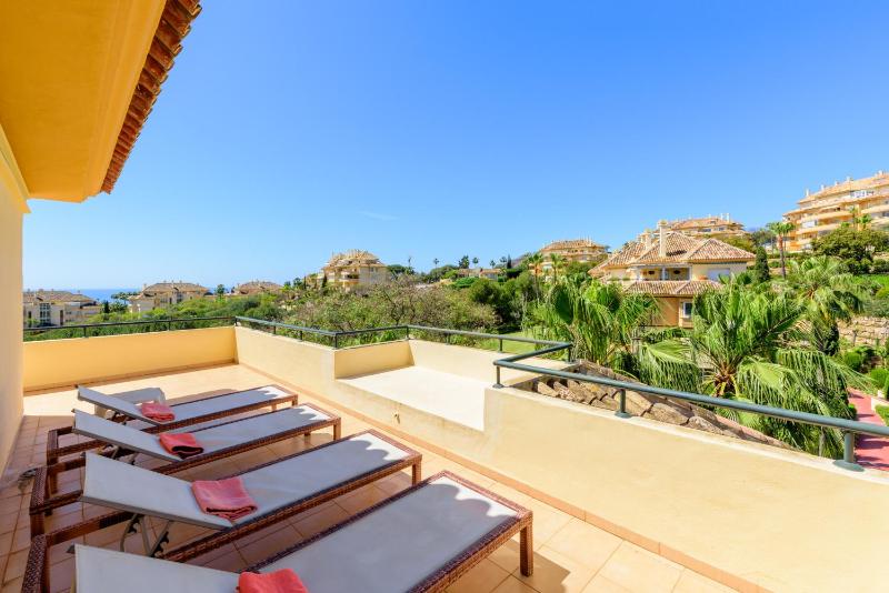 Elviria Hills Penthouse - Idyllic Golf & Sea View Oasis in Marbella - image 13