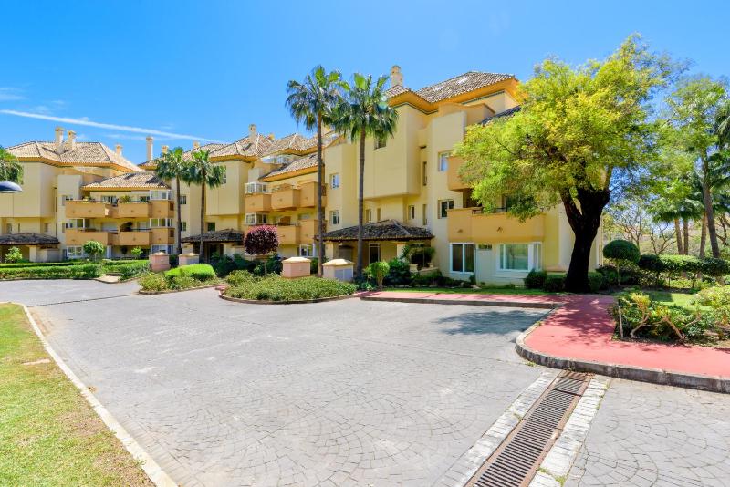 Elviria Hills Penthouse - Idyllic Golf & Sea View Oasis in Marbella - image 19