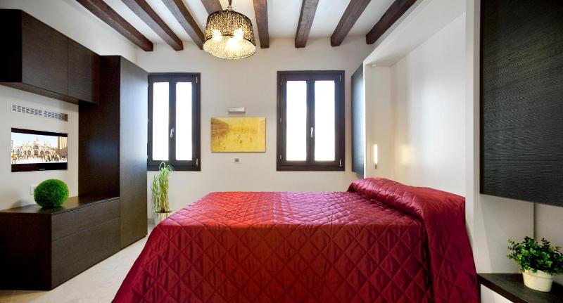 Double Room with Kitchenette image 3