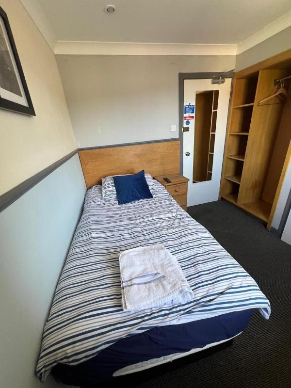 Single Room image 3