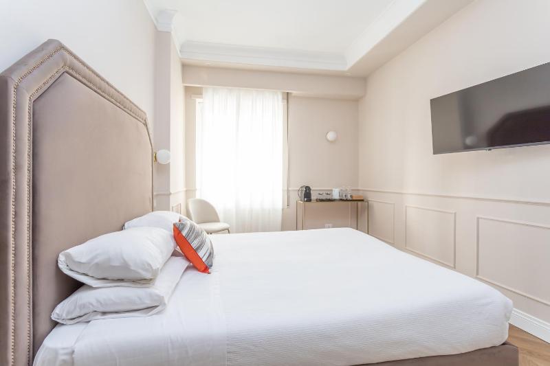 Double or Twin Room image 4