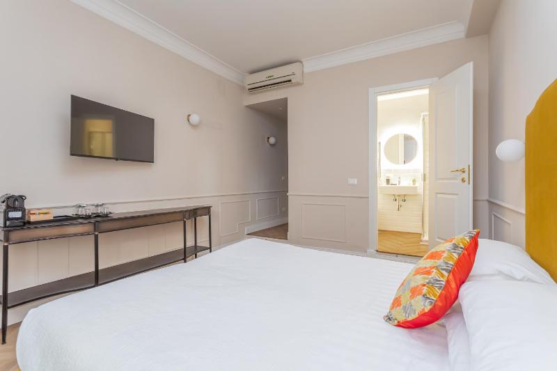 Double Room image 4