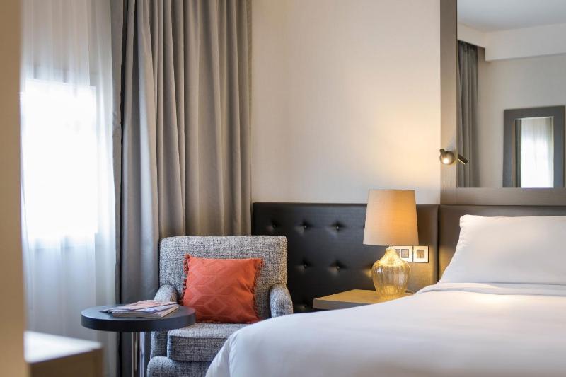 Deluxe Room, Guest room, 1 Queen image 3